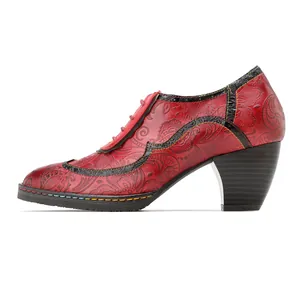 Vue détaillée de côté des escarpins rouges vintage de style ethnique avec gaufrage et coutures