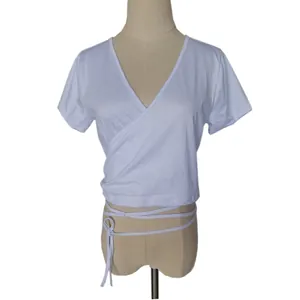 Elegante top incrociato bianco con scollo a V e nastro in vita per un look femminile.