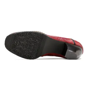 Vue détaillée de la semelle noire antidérapante et du talon bloc de chaussures rouges