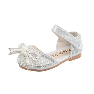 Scarpe da principessa argento per bambine con strass, perle e un fiocco elegante