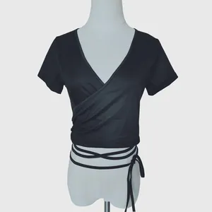 Dettaglio di un top a portafoglio nero con scollo a V e lunghi lacci da annodare in vita