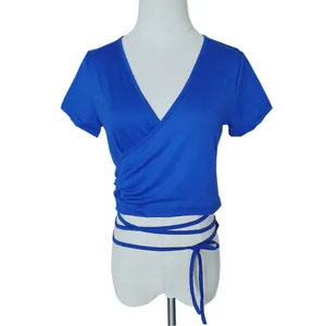 Top a portafoglio blu con scollo a V e lacci in vita su manichino di colore bianco