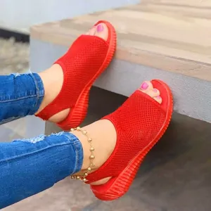 Sandales rouges en maille respirante pour femmes avec bout ouvert et talon plat