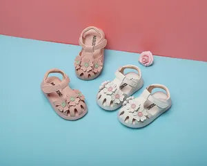 Süße rosa und weiße Babysandalen für Mädchen mit 3D-Blumenakzenten und weichen Sohlen