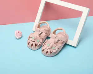 Detailansicht von rosa Kleinkind Mädchen Sandalen mit Blumendekor und weichen Sohlen