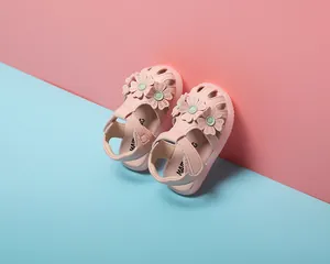 Detailansicht von rosa Baby-Mädchen Sandalen mit Blumen auf pastellfarbenem Grund