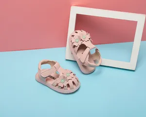 Detaillierte Nahaufnahme von rosa Babysandalen für Mädchen mit Blumen und weicher Sohle