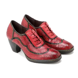 Chaussures à talons hauts rétro en cuir embossé rouge avec motifs floraux ethniques