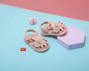 Detailansicht rosa Baby-Mädchen-Sandalen mit Blumenmuster und weicher Laufsohle.