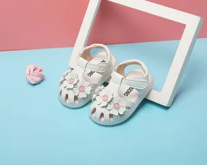 Detailansicht weißer Baby-Prinzessin-Sandalen mit 3D-Blumendekor und weicher Sohle