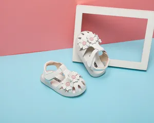Elegante weiße Prinzessin Sandalen für Kleinkinder mit Blumenakzenten und weichen Sohlen