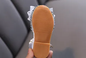 Detalle de la suela de goma antideslizante para zapatos de niña princesa, talla 23