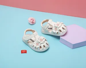 Detailansicht von Prinzessinnen-Sandalen für Babys mit Gänseblümchen und weichen Sohlen.