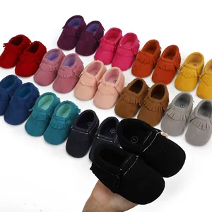 Bunte Baby-Mädchen Mokassins mit Fransen, Lauflernschuhe auf weißem Hintergrund