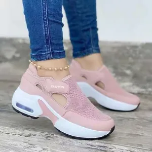 Detailansicht der pinkfarbenen Keilsneaker für Damen mit Luftpolster und Klettverschluss.