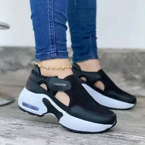 Detailaufnahme der schwarzen Strick-Plateau-Sneaker mit Luftkissen und Fußkettchen