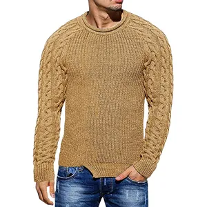 Vista frontal de suéter de punto trenzado para hombre en camel con cuello redondo clásico
