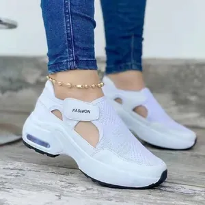 Detailansicht weißer Damen-Air-Cushion-Sneaker mit Flyknit-Mesh und Klettverschluss