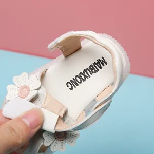 Sandales de princesse blanches pour bébé fille avec semelle souple et velcro