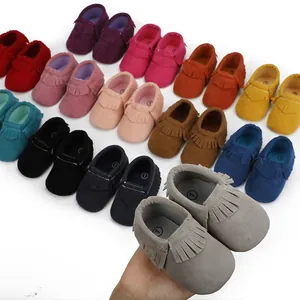 Makro-Detail von farbenfrohen Baby-Mokassins mit weicher Sohle und Fransendesign