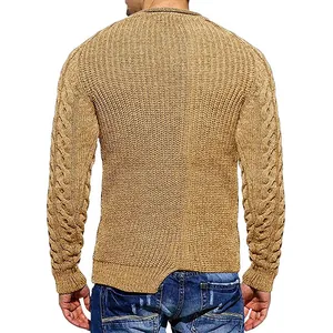 Vista trasera detallada de un suéter de punto trenzado para hombre en color caqui