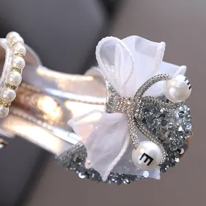 Elegantes zapatos de princesa con purpurina plateada para niñas con lazo y perlas