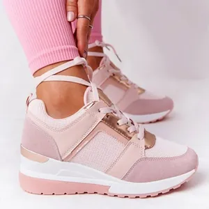 Elegante rosa und weiße klobige Sneaker mit dekorativen Knöchelriemen und Mesh-Einsatz