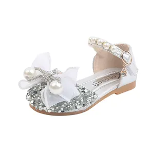 Elegantes zapatos de princesa para niña en plata brillante con lazo de perlas y correa