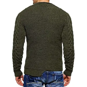 Vista trasera de suéter de punto para hombre en verde oliva con mangas de ochos tejidos