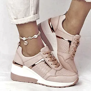 Nahaufnahme rosa Sneaker mit Mesh-Details und roségoldenen Metallic-Akzenten.