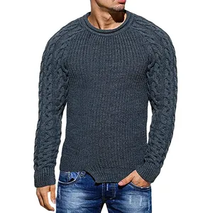Detalle en primer plano del jersey de punto trenzado gris marengo para hombre chic