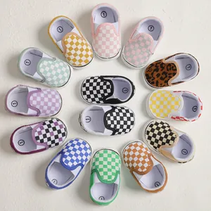 Vista dettagliata di scarpe da neonato a scacchi colorati in varie tonalità vivaci