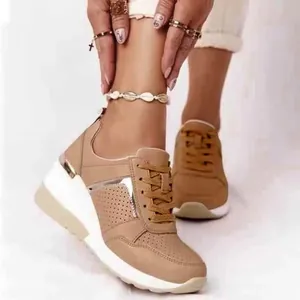 Detaillierte Ansicht camelfarbener Damen-Keilsneaker mit Mesh und Goldakzenten.