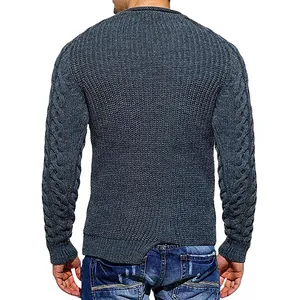 Vista trasera de un jersey de punto trenzado gris para hombre con textura detallada