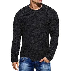 Detalle del suéter de punto trenzado para hombre con textura acanalada y cuello redondo