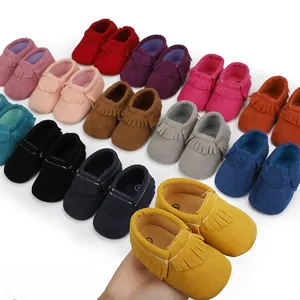 Verschiedene bunte Baby-Mokassins mit Fransen für Neugeborene, weiche Lauflernschuhe.