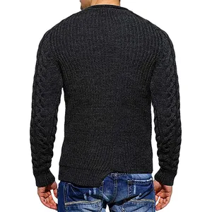 Vista posterior de un suéter de punto gris marengo con cuello redondo y mangas trenzadas