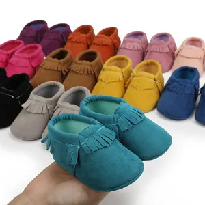 Weiche Wildleder Babyschuhe mit Fransen in vielen verschiedenen lebhaften Farben