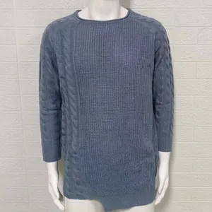 Vista detallada de un jersey de punto azul para hombre con elegante diseño de trenza