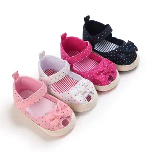 Gedetailleerde weergave van baby zomersandalen met stippen in vier levendige kleuren