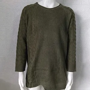 Vista de detalle de suéter de punto trenzado verde militar para hombre con cuello
