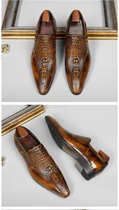 Detalle de mocasines marrones para hombre con estampado de cocodrilo y cabeza de lobo