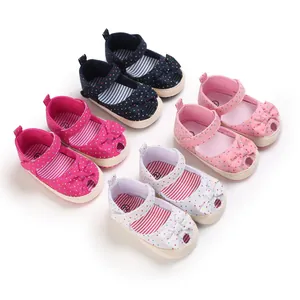 Collectie baby zomer sandalen met zachte zool, gekleurde stippen en strik details
