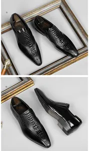 Detalle de zapatos de cuero negro con textura de cocodrilo y marco dorado elegante.