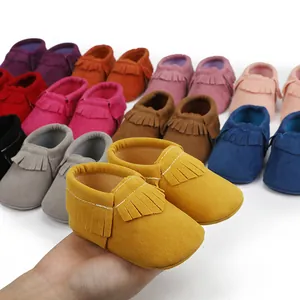 Detailansicht farbenfroher Baby-Mokassins aus weichem Wildleder mit Fransen