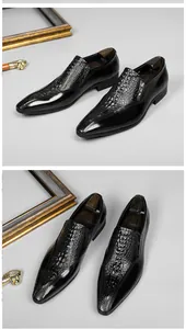 Detalle de los mocasines de cuero negro para hombre con un elegante patrón de cocodrilo
