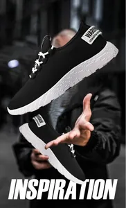 Primo piano di scarpe sportive da uomo leggere e traspiranti nere con suola bianca in EVA