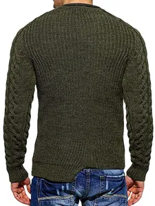 Vista posterior del jersey de punto verde oliva para hombre con mangas trenzadas