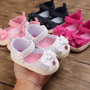 Schattige baby zomersandalen met stippen met zachte zolen en decoratieve strikken voor baby's