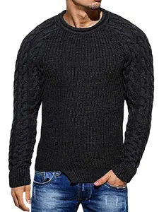 Jersey de punto para hombre en color negro con cuello redondo y trenzas.